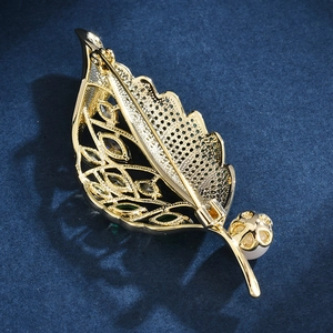 Broche feuille dorée élégante avec cristaux verts, perle blanche et fermoir à épingle