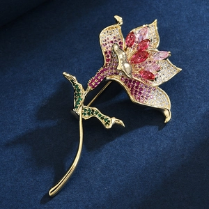 Broche élégante en forme de fleur de lys avec zircons colorés et métal doré fin