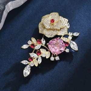 Broche fleur de camélia élégante avec placage d'or, gemmes rouges et cristal rose