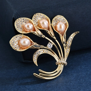 Broche tulipe élégante en or avec perles d'eau douce roses et micro-cristaux