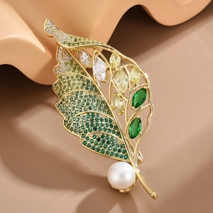 Élégante Broche Feuille en Cuivre Plaqué Or Avec Zircone Verte et Künstliche Perle de Coquillage Bijoux Épingle de Costume pour Femme