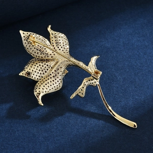 Broche fleur de lys dorée élégante avec zircons et épingle de sûreté au dos