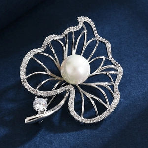 Elegant silver ginkgo leaf brooch with white pearl and sparkling zircon accents
