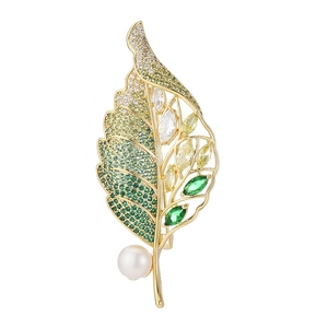 Broche feuille élégante en or avec zircons verts et perle pour costumes de mode femme