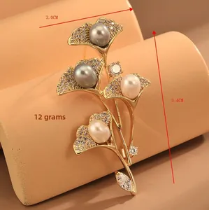 Détail de la broche feuille de ginkgo taille 3,0x5,4 cm avec perles et pierres de zircon