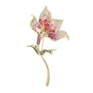 Broche fleur de lys élégante avec zircons cubiques colorés sur alliage plaqué or