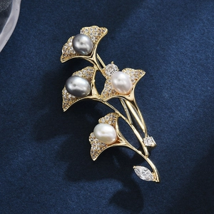 Élégante broche feuille de ginkgo dorée avec pavé de zircons et perles de qualité