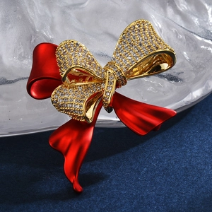 Spilla a fiocco elegante con zirconi micro-pave e finitura rossa opaca su base di cristallo