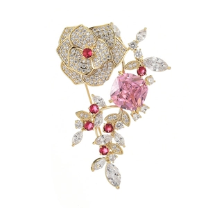 Broche fleur dorée élégante avec un grand cristal rose et des pierres de zircon blanc