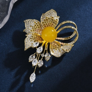 Vintage Copper Zirconia Beeswax Flower Brooch For Women Gold Plated Tassel Corsage Pins For Wedding Banquet Party Jewelry