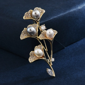Élégante broche feuille de ginkgo dorée avec perles d'eau douce et zircons étincelants