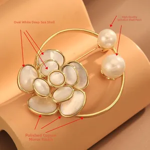 Détail de la broche fleur en nacre avec perles de coquillage de qualité et placage d'or