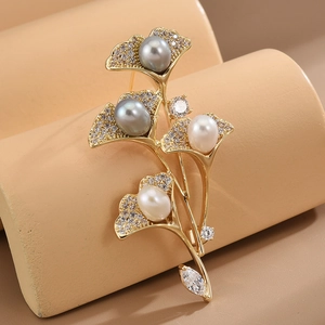 Élégante Broche en Feuille de Ginkgo en Cuivre Avec Perle d'Eau Douce et Strass Incrustés Épingle pour Femmes Mode Tenue Formelle Bijoux Accessoires