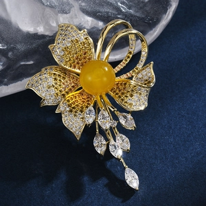 Luxurious flower brooch with yellow amber stone and white crystal pear tassels