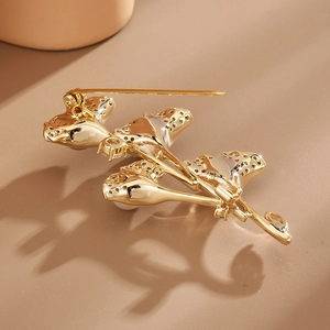 Élégante broche feuille de ginkgo dorée avec perles d'eau douce et cristaux brillants