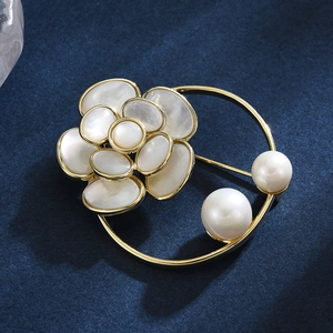 Broche fleur en nacre élégante avec perles blanches sur un cadre doré minimaliste