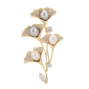 Broche élégante en forme de feuille de ginkgo dorée avec perles et cristaux fins