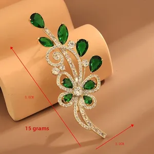 Détail de la broche fleur en zircon vert émeraude avec placage d'or et dimensions 8,0 cm