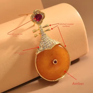 Détail des boucles d'oreilles Pipa avec zircons micro-sertis et ambre synthétique