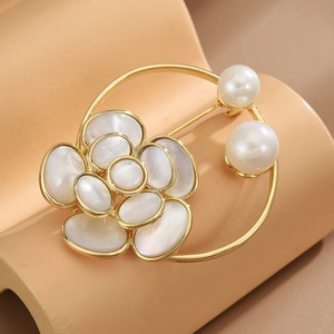 Broche Élégante en Künstliche Perles Fleur de Coquillage Plaquée Or Cuivre Camélia Épinglette pour Femmes Bijoux Mode Mariage
