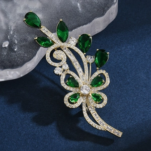 Broche fleur dorée exquise avec gemmes d'émeraude verte et incrustation de zircons blancs