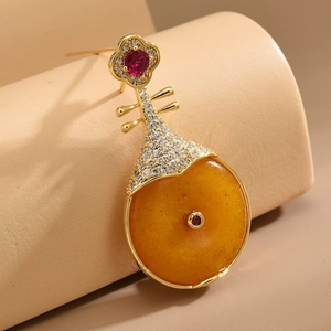 Broche pipa plaquée or élégante avec micro-pavé de zircons et pierre de couleur ambre