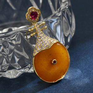 Broche chinoise Pipa élégante avec ambre jaune et zircons sur un support doré chic