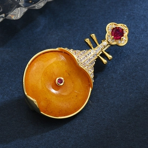 Broche luth dorée exquise avec pierre d'ambre et sertissage micro-pavé de zircons brillants