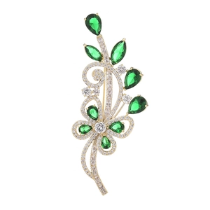 Broche fleur dorée élégante avec gemmes vertes et cristaux de zircone scintillants
