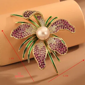 Vue macro d'une broche orchidée avec zircons violets, perle et émail vert, poids 13g