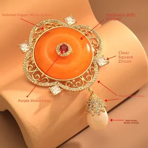 Dettaglio della spilla in ambra vintage con zirconi e raffinata perla di conchiglia