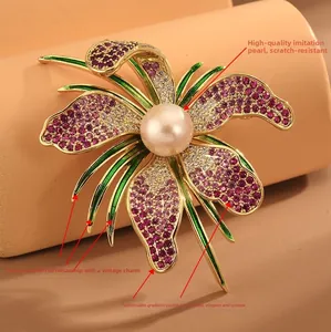 Vue macro de la broche orchidée avec pétales en zircon violet et perle centrale