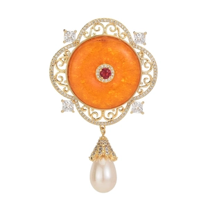 Spilla fiore in oro con ambra, zirconi scintillanti e pendente di perla a goccia