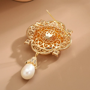 Squisita spilla in ambra e zircone con placcatura in oro e pendente in perla elegante