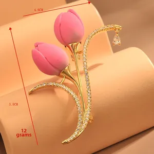 Détail de la broche tulipe rose avec feuilles dorées et pierres en zircone