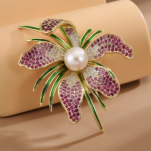 Broche orchidée exquise avec zircon violet et perle blanche sur monture dorée