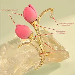 Macro de la broche tulipe en émail rose et micro-sertie de zircons sur laiton doré brillant