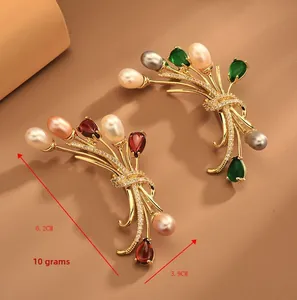 Détail de la broche fleurie en cristal avec perles et pierres rouges, 6,2 cm x 3,9 cm