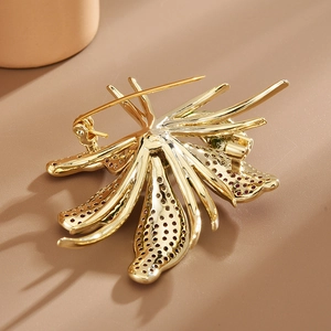 Élégante broche orchidée dorée avec pavé de zircons violets et fermoir à épingle sécurisé