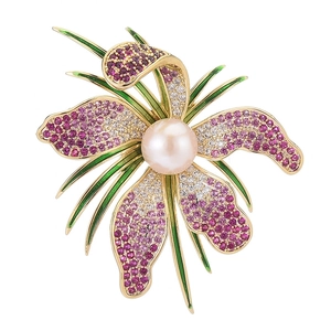 Broche orchidée élégante avec perle rose et zircone sur fond blanc pour costumes