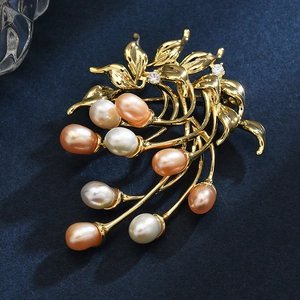 Broche élégante feuille de tulipe dorée avec perles d'eau douce sur fond bleu foncé