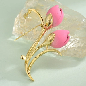 Broche tulipe élégante avec pétales roses mats et placage or sur pierre de cristal