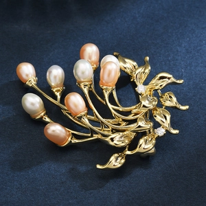 Broche élégante en feuille de tulipe avec perles d'eau douce et accents de zircon