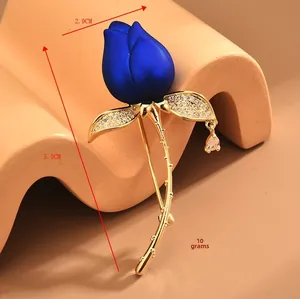 Vue détaillée d'une broche rose bleue avec tige dorée et pavé de zircons étincelants