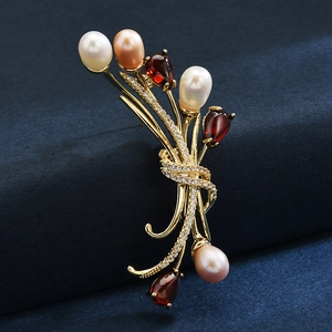 Broche florale élégante avec perles et zircon rouge sur velours bleu foncé