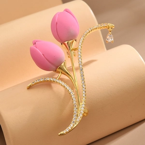 Élégante broche tulipe dorée avec pétales roses et cristaux de zircon étincelants