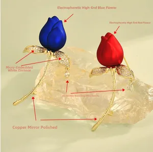 Détail de broches roses élégantes avec texture velours et cristaux de zircone en rouge et bleu
