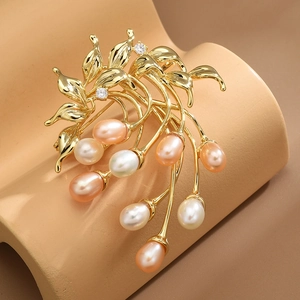 Élégante Broche Tulipe en Cuivre Avec Perle d'Eau Douce et Zirconia Plaqué Or Corsage Floral Feuille pour Femme Accessoires Mode