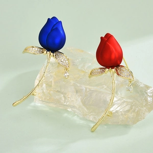 Broche élégante en forme de rose avec pétales rouges et bleus et pendentif en cristal zircon