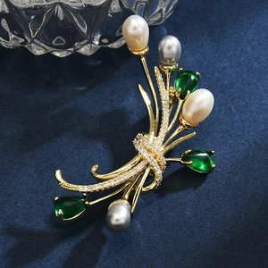 Exquise broche fleur avec perles d'eau douce et zircon vert en finition dorée
